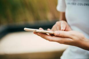 Iemand die een telefoon vasthoudt 