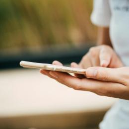 Iemand die een telefoon vasthoudt 