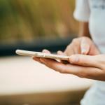 Iemand die een telefoon vasthoudt 